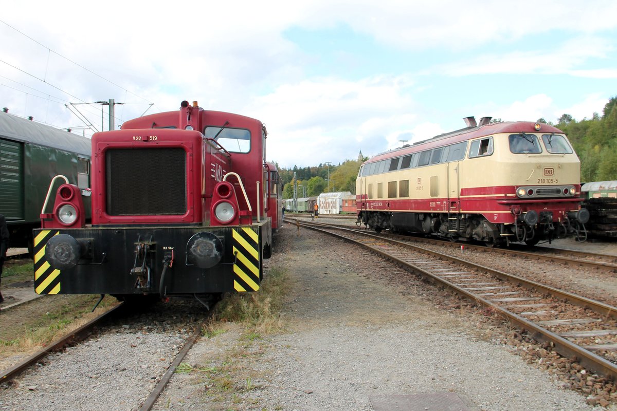 9. Rottweiler Dampftage: Ein Stelldichein der Dieselloks auf dem Gelände der EFZ in Rottweil. Während V22 519 heute Ihren Ruhetag hat, musste 218 105-5 in TEE-Lackierung sich für Führerstandmitfahrten bereithalten (wurde auch viel und gerne in Anspruch genommen!)