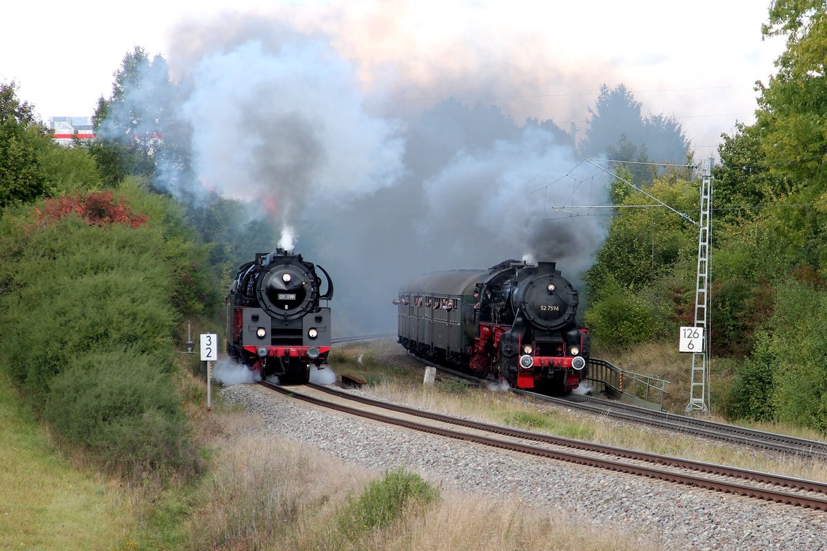 9. Rottweiler Dampftage: Erste Paralellausfahrt der Dampfzüge - Links Sdz 24472 mit 01 519 und rechts Sdz 24457 mit 52 7596 liefern sich ein Rennen (02.10.2016)