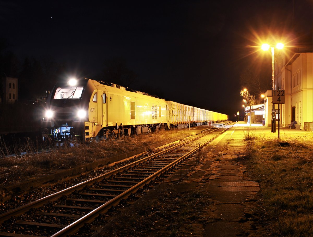 90 80 2159 206-2 D-RCM (für EBS) war am 25.03.21 mit einem Schnittholzzug in Pößneck oberer Bahnhof zu sehen bei einer Zugkreuzung.