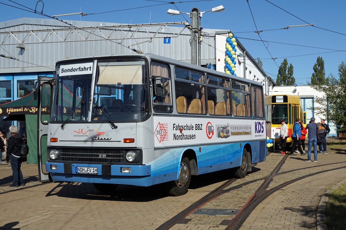 90 Jahre Thüringerwaldbahn.
125 Jahre Strassenbahn Gotha.
Am 21. September 2019 feierte Gotha das Doppeljubiläum 90 Jahre Thüringerwaldbahn und 125 Jahre Strassenbahn Gotha. Das grosse Fest mit den vielen Besuchern fand bei der Wagenhalle statt wo auch getanzt wurde. Beim Tramcorso und den Sonderfahrten stand der Gastriebwagen 23 aus Nordhausen im Mittelpunkt.
Foto: Walter Ruetsch