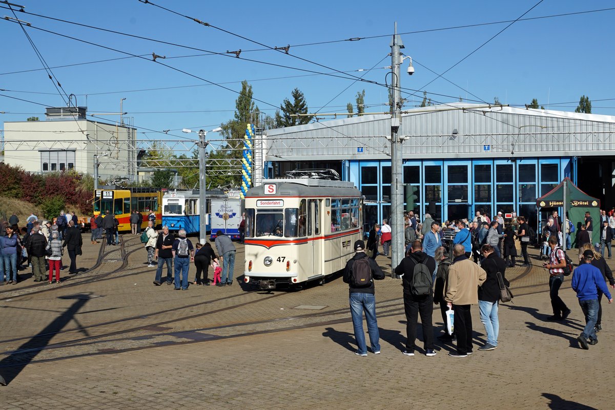 90 Jahre Thüringerwaldbahn.
125 Jahre Strassenbahn Gotha.
Am 21. September 2019 feierte Gotha das Doppeljubiläum 90 Jahre Thüringerwaldbahn und 125 Jahre Strassenbahn Gotha. Das grosse Fest mit den vielen Besuchern fand bei der Wagenhalle statt wo auch getanzt wurde. Beim Tramcorso und den Sonderfahrten stand der Gastriebwagen 23 aus Nordhausen im Mittelpunkt.
Foto: Walter Ruetsch
