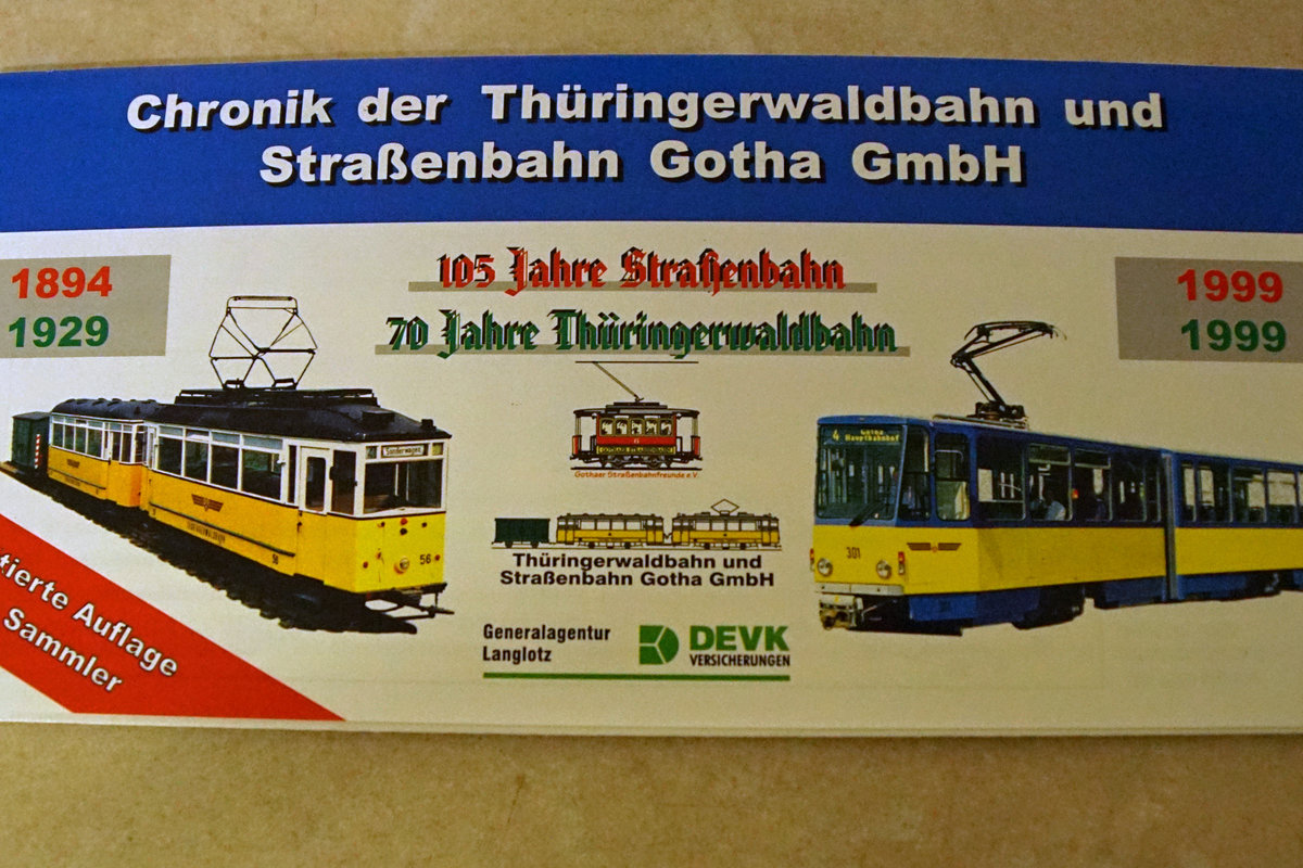 90 Jahre Thüringerwaldbahn.
125 Jahre Strassenbahn Gotha.
Am 21. September 2019 feierte Gotha das Doppeljubiläum 90 Jahre Thüringerwaldbahn und 125 Jahre Strassenbahn Gotha. Das grosse Fest mit den vielen Besuchern fand bei der Wagenhalle statt wo auch getanzt wurde. Beim Tramcorso und den Sonderfahrten stand der Gastriebwagen 23 aus Nordhausen im Mittelpunkt.
Foto: Walter Ruetsch
