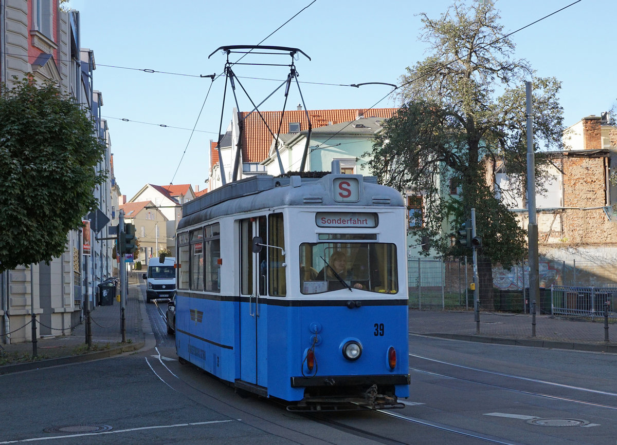 90 Jahre Thüringerwaldbahn.
125 Jahre Strassenbahn Gotha.
Am 21. September 2019 feierte Gotha das Doppeljubiläum 90 Jahre Thüringerwaldbahn und 125 Jahre Strassenbahn Gotha. Das grosse Fest mit den vielen Besuchern fand bei der Wagenhalle statt wo auch getanzt wurde. Beim Tramcorso und den Sonderfahrten stand der Gastriebwagen 23 aus Nordhausen im Mittelpunkt.
Wegen noch fehlender Sonne suchte ich mir für den Tramcorso Wagenhalle - Hauptbahnhof einen schattigen Fotostandort mit mehreren Aufnahmemöglichkeiten für die fotogenen Trams.
Foto: Walter Ruetsch
