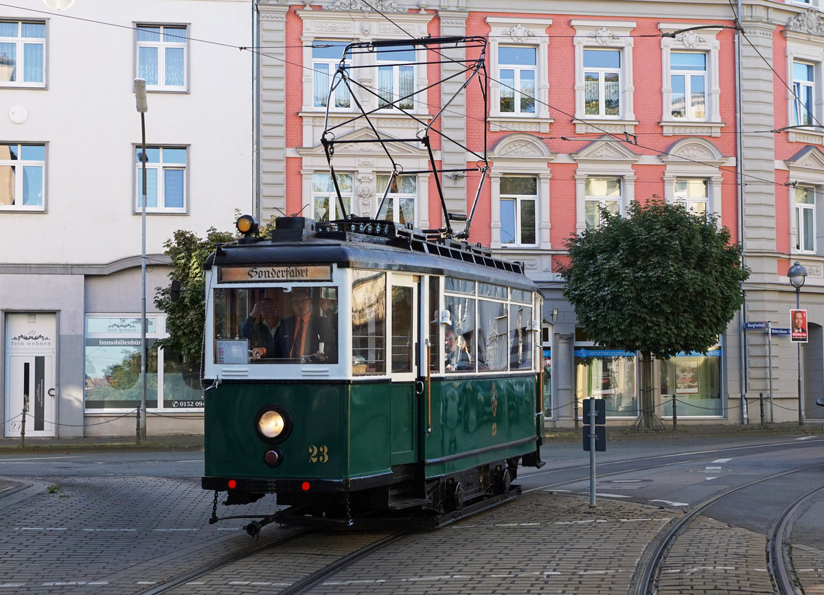 90 Jahre Thüringerwaldbahn.
125 Jahre Strassenbahn Gotha.
Am 21. September 2019 feierte Gotha das Doppeljubiläum 90 Jahre Thüringerwaldbahn und 125 Jahre Strassenbahn Gotha. Das grosse Fest mit den vielen Besuchern fand bei der Wagenhalle statt wo auch getanzt wurde. Beim Tramcorso und den Sonderfahrten stand der Gastriebwagen 23 aus Nordhausen im Mittelpunkt.
Wegen noch fehlender Sonne suchte ich mir für den Tramcorso Wagenhalle - Hauptbahnhof einen schattigen Fotostandort mit mehreren Aufnahmemöglichkeiten für die fotogenen Trams.
Foto: Walter Ruetsch
