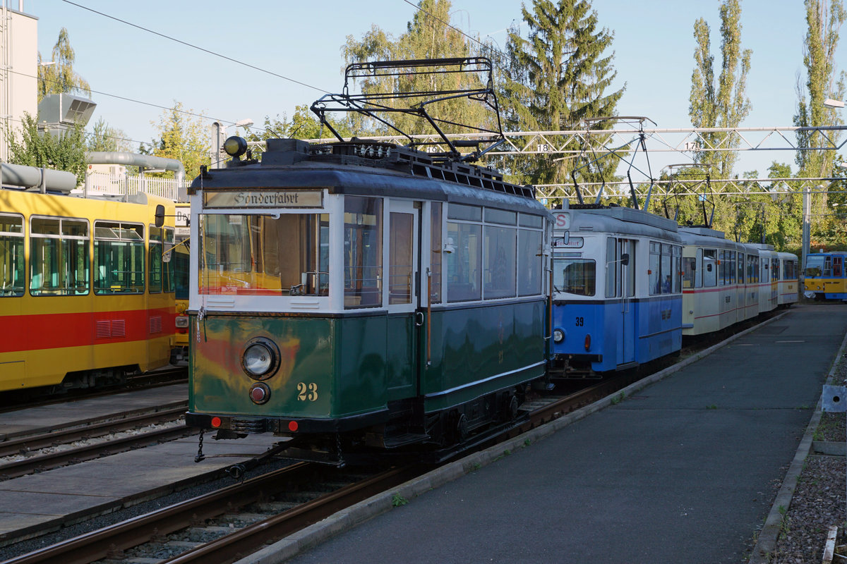 90 Jahre Thüringerwaldbahn.
125 Jahre Strassenbahn Gotha.
Am 21. September 2019 feierte Gotha das Doppeljubiläum 90 Jahre Thüringerwaldbahn und 125 Jahre Strassenbahn Gotha. Das grosse Fest mit den vielen Besuchern fand bei der Wagenhalle statt wo auch getanzt wurde. Beim Tramcorso und den Sonderfahrten stand der Gastriebwagen 23 aus Nordhausen im Mittelpunkt.
Die historischen Fahrzeuge standen bereits schon um 08:00h im Schatten neben der Wagenhallte für den Corso bereit.
Foto: Walter Ruetsch
