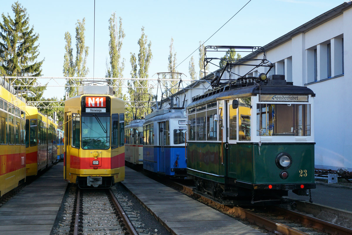 90 Jahre Thüringerwaldbahn.
125 Jahre Strassenbahn Gotha.
Am 21. September 2019 feierte Gotha das Doppeljubiläum 90 Jahre Thüringerwaldbahn und 125 Jahre Strassenbahn Gotha. Das grosse Fest mit den vielen Besuchern fand bei der Wagenhalle statt wo auch getanzt wurde. Beim Tramcorso und den Sonderfahrten stand der Gastriebwagen 23 aus Nordhausen im Mittelpunkt.
Die historischen Fahrzeuge standen bereits schon um 08:00h im Schatten neben der Wagenhallte für den Corso bereit.
Die von den Strassenbahnfreunden viel beachteten ehemaligen BLT-Triebwagen kamen leider noch nicht zum Einsatz.
Foto: Walter Ruetsch
