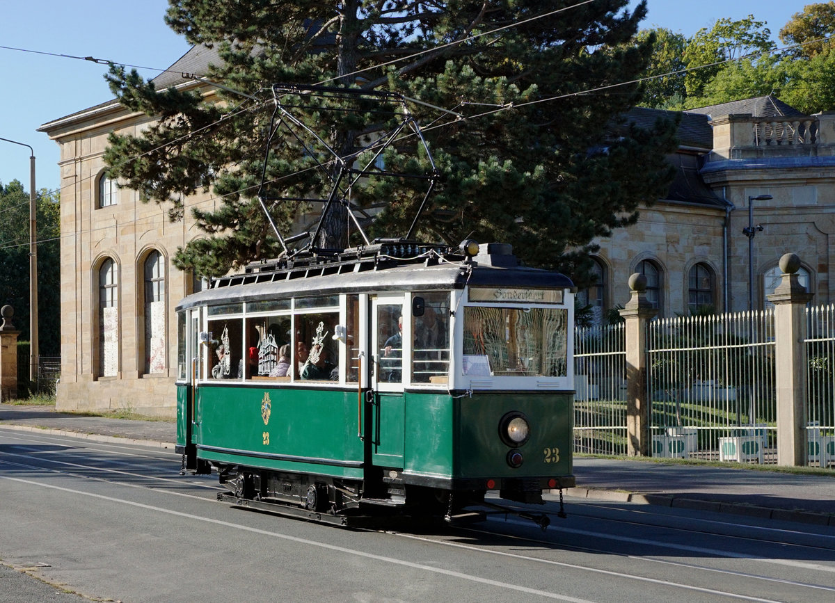 90 Jahre Thüringerwaldbahn.
125 Jahre Strassenbahn Gotha.
Am 21. September 2019 feierte Gotha das Doppeljubiläum 90 Jahre Thüringerwaldbahn und 125 Jahre Strassenbahn Gotha. Das grosse Fest mit den vielen Besuchern fand bei der Wagenhalle statt wo auch getanzt wurde. Beim Tramcorso und den Sonderfahrten stand der Gastriebwagen 23 aus Nordhausen im Mittelpunkt.
Foto: Walter Ruetsch