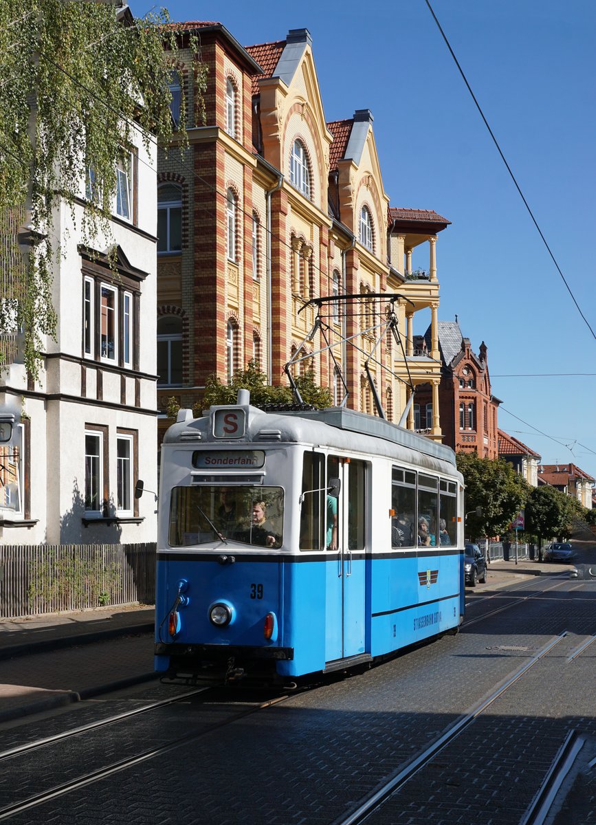 90 Jahre Thüringerwaldbahn.
125 Jahre Strassenbahn Gotha.
Am 21. September 2019 feierte Gotha das Doppeljubiläum 90 Jahre Thüringerwaldbahn und 125 Jahre Strassenbahn Gotha. Das grosse Fest mit den vielen Besuchern fand bei der Wagenhalle statt. Auch während den öffentlichen Sonderfahrten mit den historischen Trams auf der Strecke Wagenhalle - Hauptbahnhof stand der Gastriebwagen 23 aus Nordhausen im Mittelpunkt.
Foto: Walter Ruetsch