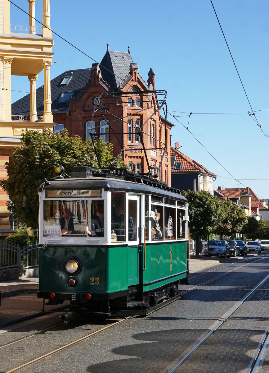 90 Jahre Thüringerwaldbahn.
125 Jahre Strassenbahn Gotha.
Am 21. September 2019 feierte Gotha das Doppeljubiläum 90 Jahre Thüringerwaldbahn und 125 Jahre Strassenbahn Gotha. Das grosse Fest mit den vielen Besuchern fand bei der Wagenhalle statt. Auch während den öffentlichen Sonderfahrten mit den historischen Trams auf der Strecke Wagenhalle - Hauptbahnhof stand der Gastriebwagen 23 aus Nordhausen im Mittelpunkt.
Foto: Walter Ruetsch