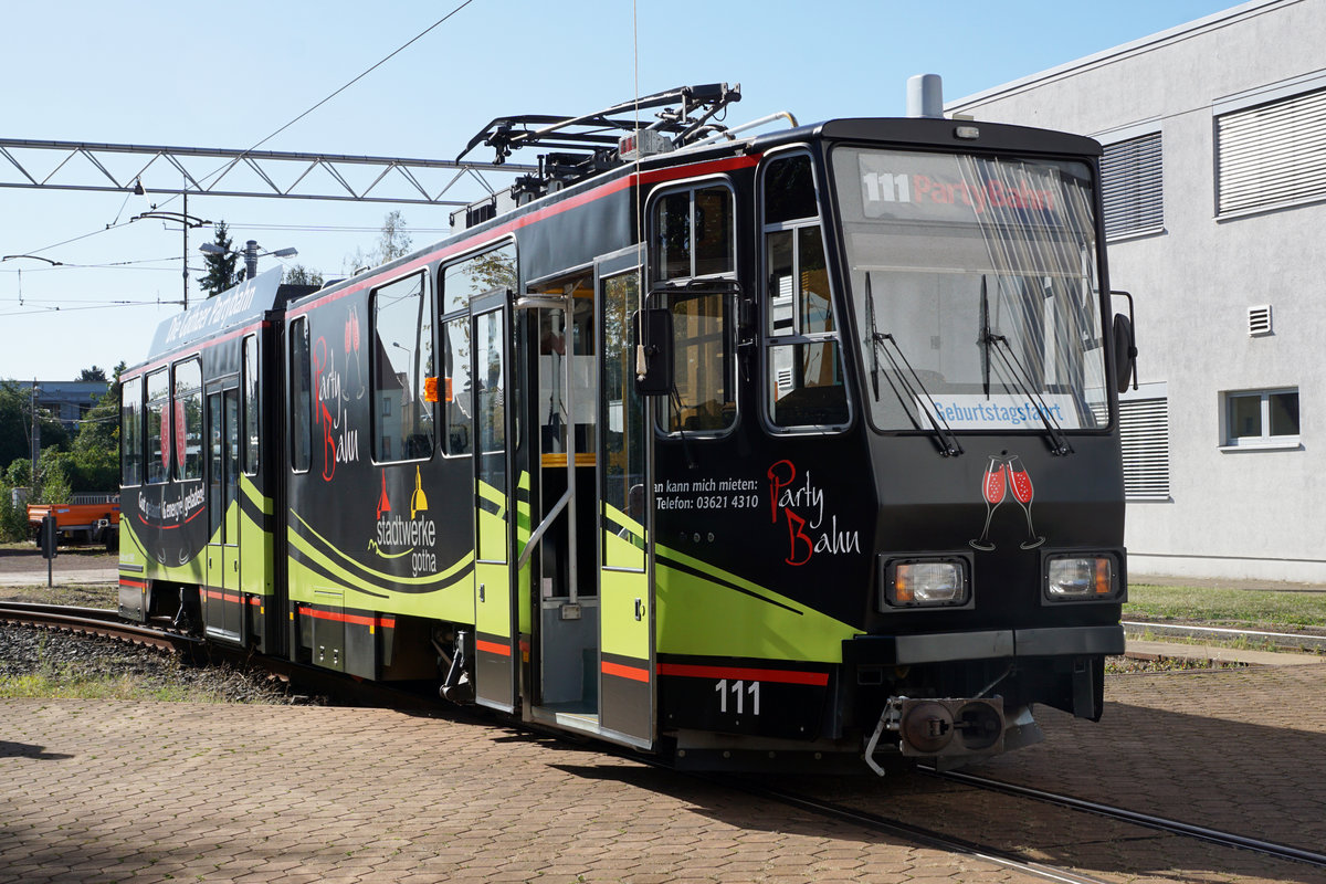 90 Jahre Thüringerwaldbahn.
125 Jahre Strassenbahn Gotha.
Am 21. September 2019 feierte Gotha das Doppeljubiläum 90 Jahre Thüringerwaldbahn und 125 Jahre Strassenbahn Gotha. 
Am Tag der offenen Tür wurde erstmals der neue PARTYWAGEN mit der Nummer 111 ausgestellt. Am späteren Nachmittag war er erstmals auf dem gesamten Netz vom Hauptbahnhof bis Bad Tabarz via Ostbahnhof, Waltershausen anlässlich einer Geburtstagsparty unterwegs.
Foto: Walter Ruetsch