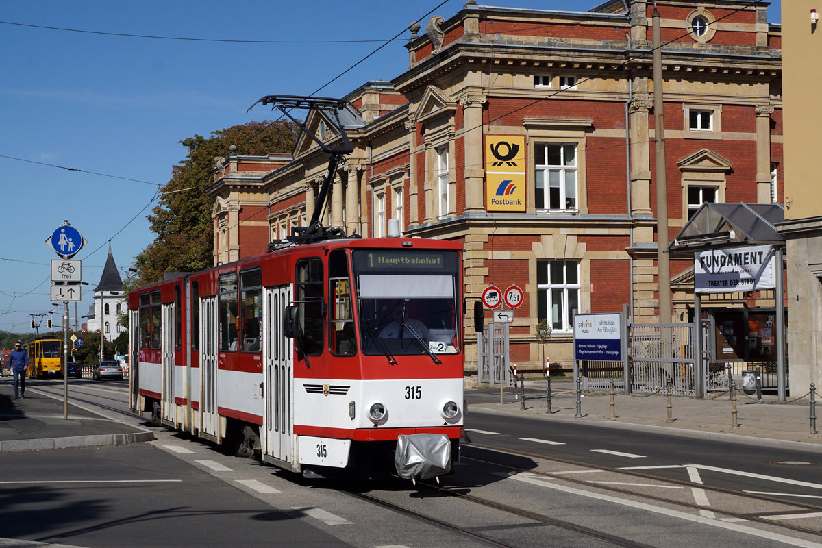 90 Jahre Thüringerwaldbahn.
125 Jahre Strassenbahn Gotha.
Am 21. September 2019 feierte Gotha das Doppeljubiläum 90 Jahre Thüringerwaldbahn und 125 Jahre Strassenbahn Gotha.
Noch bis zur Inbetriebnahme der ehemaligen BLT Fahrzeuge aus der Schweiz sind auf sämtlichen Linien der Strassenbahn Gotha und der Thüringerwaldbahn mehrheitlich Tatrabahnen im Einsatz.
Foto: Walter Ruetsch