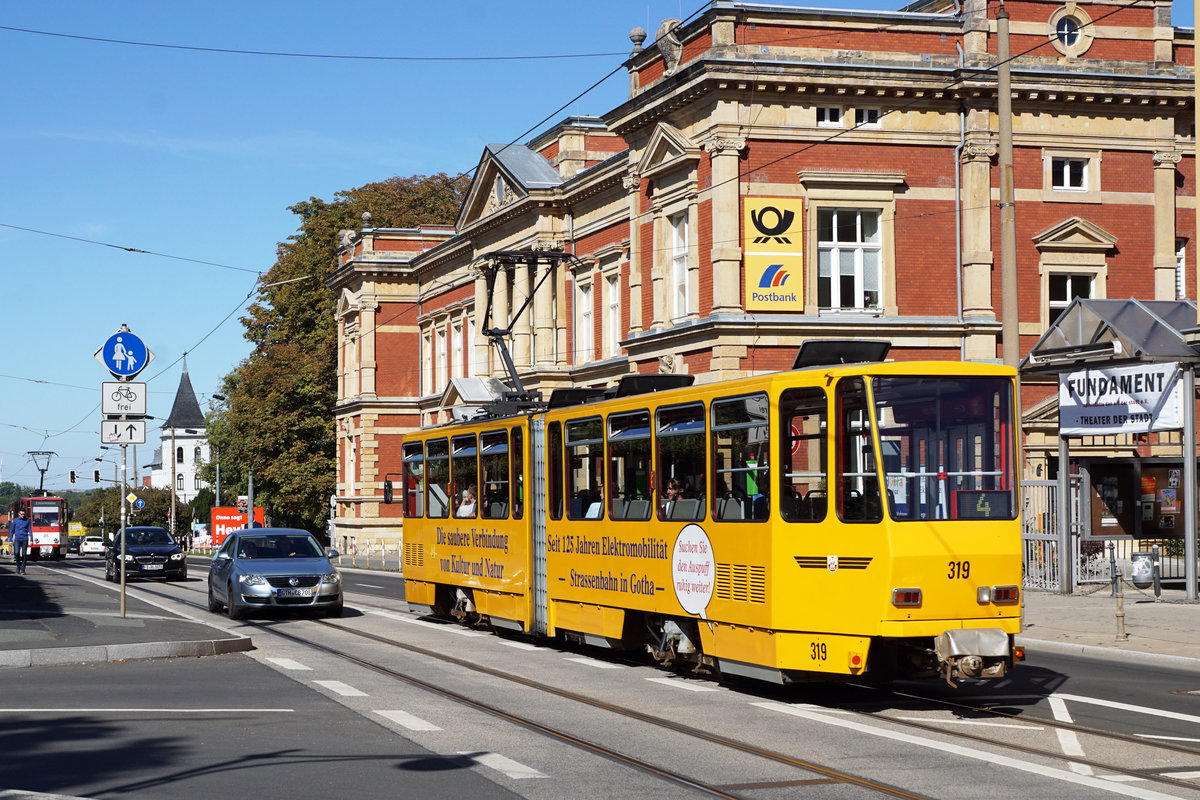 90 Jahre Thüringerwaldbahn.
125 Jahre Strassenbahn Gotha.
Am 21. September 2019 feierte Gotha das Doppeljubiläum 90 Jahre Thüringerwaldbahn und 125 Jahre Strassenbahn Gotha.
Noch bis zur Inbetriebnahme der ehemaligen BLT Fahrzeuge aus der Schweiz sind auf sämtlichen Linien der Strassenbahn Gotha und der Thüringerwaldbahn mehrheitlich Tatrabahnen im Einsatz.
Foto: Walter Ruetsch