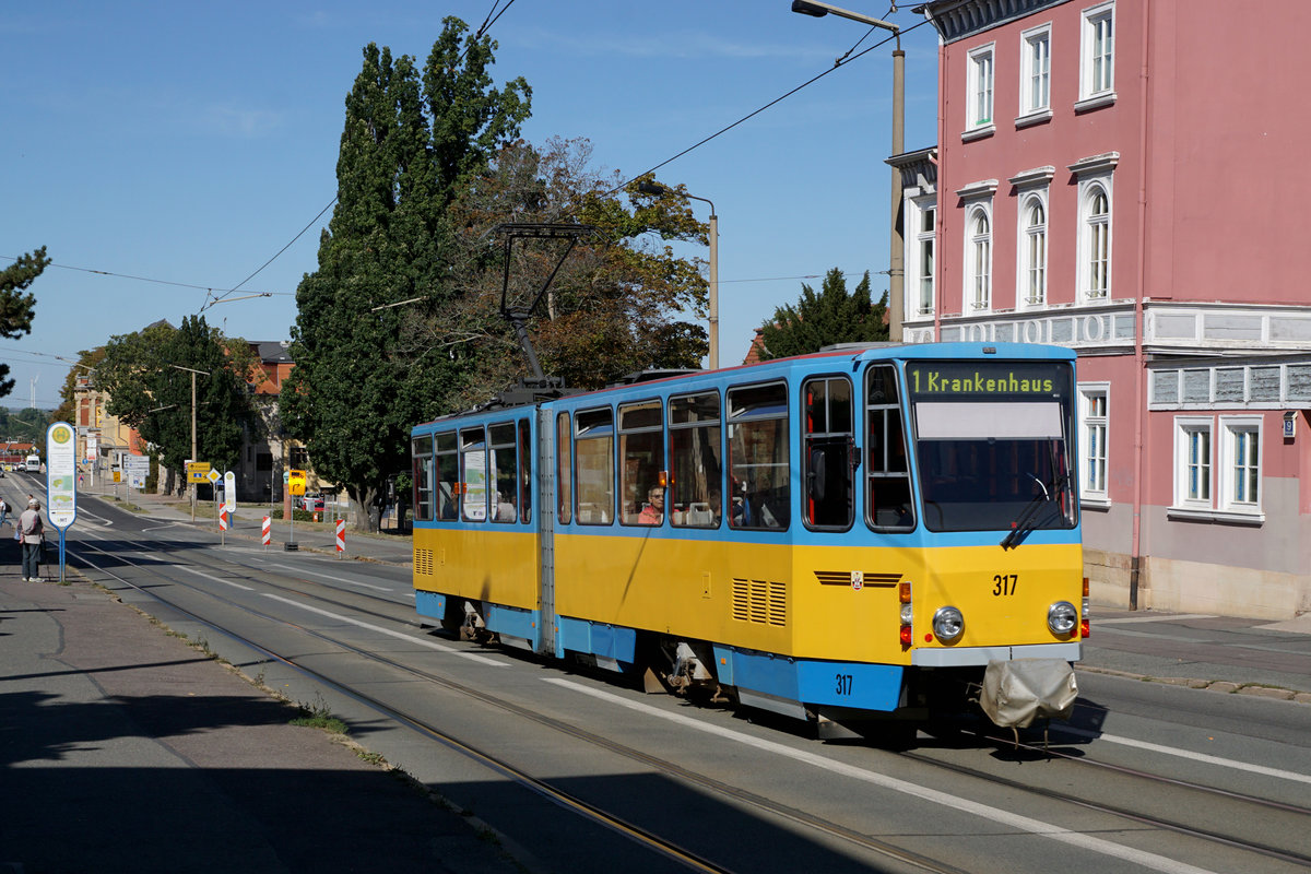 90 Jahre Thüringerwaldbahn.
125 Jahre Strassenbahn Gotha.
Am 21. September 2019 feierte Gotha das Doppeljubiläum 90 Jahre Thüringerwaldbahn und 125 Jahre Strassenbahn Gotha.
Noch bis zur Inbetriebnahme der ehemaligen BLT Fahrzeuge aus der Schweiz sind auf sämtlichen Linien der Strassenbahn Gotha und der Thüringerwaldbahn mehrheitlich Tatrabahnen im Einsatz.
Beim Wagen 317 handelt es sich um ein Zweirichtungsfahrzeug.
Foto: Walter Ruetsch