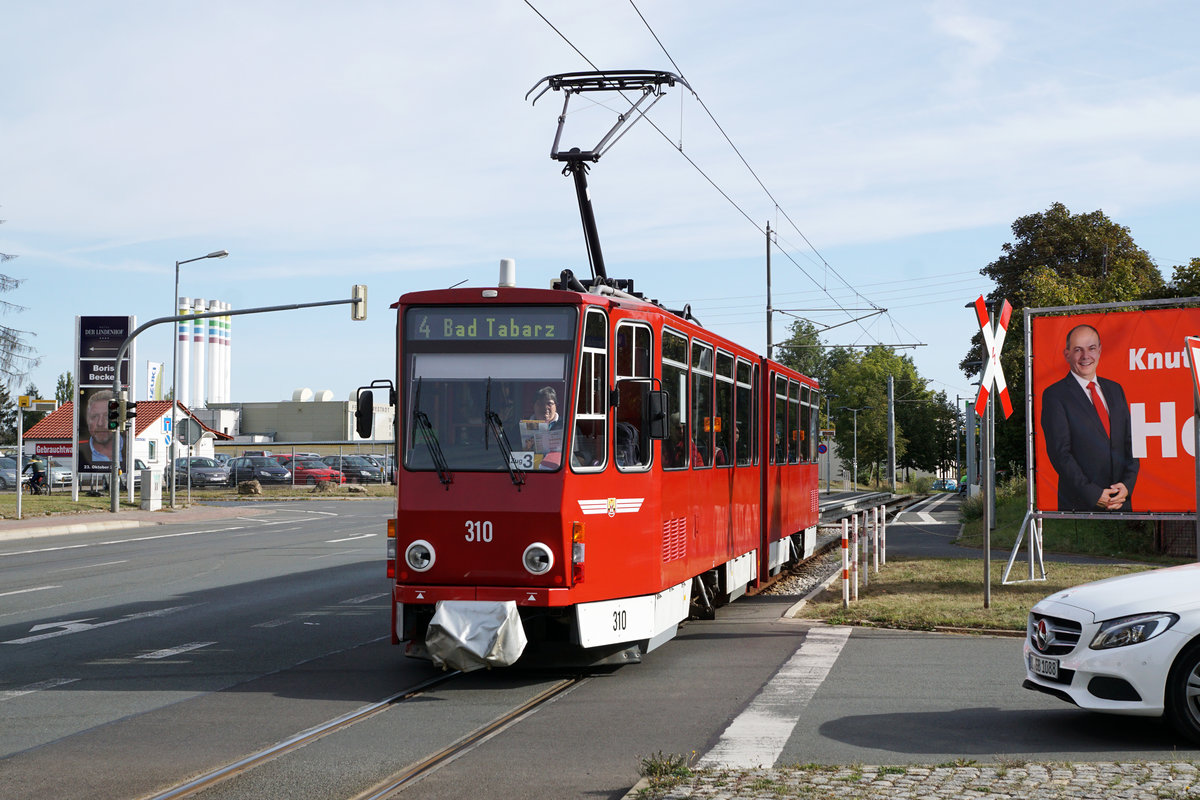 90 Jahre Thüringerwaldbahn.
125 Jahre Strassenbahn Gotha.
Am 21. September 2019 feierte Gotha das Doppeljubiläum 90 Jahre Thüringerwaldbahn und 125 Jahre Strassenbahn Gotha.
Noch bis zur Inbetriebnahme der ehemaligen BLT Fahrzeuge aus der Schweiz sind auf sämtlichen Linien der Strassenbahn Gotha und der Thüringerwaldbahn mehrheitlich Tatrabahnen im Einsatz.
Foto: Walter Ruetsch