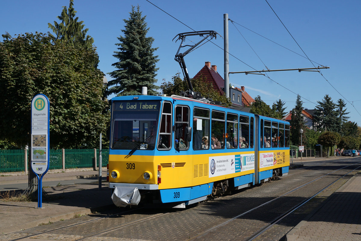 90 Jahre Thüringerwaldbahn.
125 Jahre Strassenbahn Gotha.
Am 21. September 2019 feierte Gotha das Doppeljubiläum 90 Jahre Thüringerwaldbahn und 125 Jahre Strassenbahn Gotha.
Noch bis zur Inbetriebnahme der ehemaligen BLT Fahrzeuge aus der Schweiz sind auf sämtlichen Linien der Strassenbahn Gotha und der Thüringerwaldbahn mehrheitlich Tatrabahnen im Einsatz.
Foto: Walter Ruetsch
