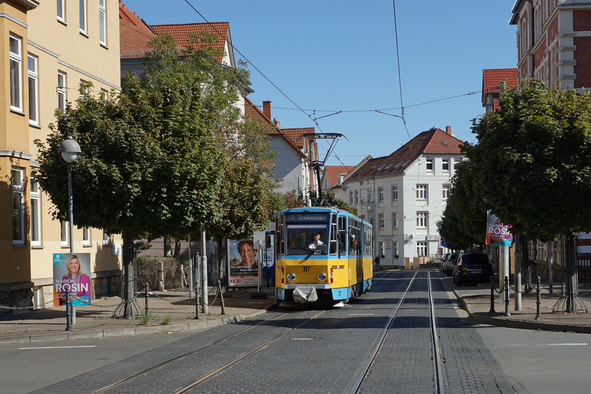 90 Jahre Thüringerwaldbahn.
125 Jahre Strassenbahn Gotha.
Am 21. September 2019 feierte Gotha das Doppeljubiläum 90 Jahre Thüringerwaldbahn und 125 Jahre Strassenbahn Gotha.
Noch bis zur Inbetriebnahme der ehemaligen BLT Fahrzeuge aus der Schweiz sind auf sämtlichen Linien der Strassenbahn Gotha und der Thüringerwaldbahn mehrheitlich Tatrabahnen im Einsatz.
Foto: Walter Ruetsch
