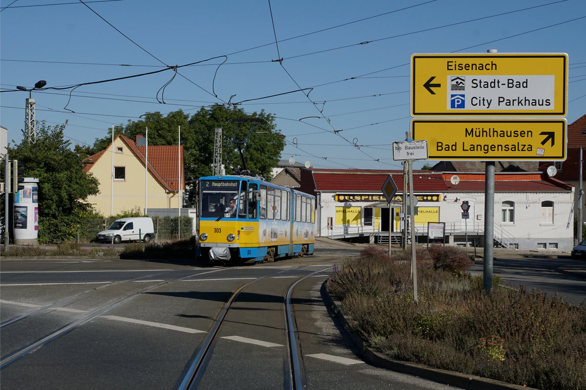 90 Jahre Thüringerwaldbahn.
125 Jahre Strassenbahn Gotha.
Am 21. September 2019 feierte Gotha das Doppeljubiläum 90 Jahre Thüringerwaldbahn und 125 Jahre Strassenbahn Gotha.
Noch bis zur Inbetriebnahme der ehemaligen BLT Fahrzeuge aus der Schweiz sind auf sämtlichen Linien der Strassenbahn Gotha und der Thüringerwaldbahn mehrheitlich Tatrabahnen im Einsatz.
Foto: Walter Ruetsch