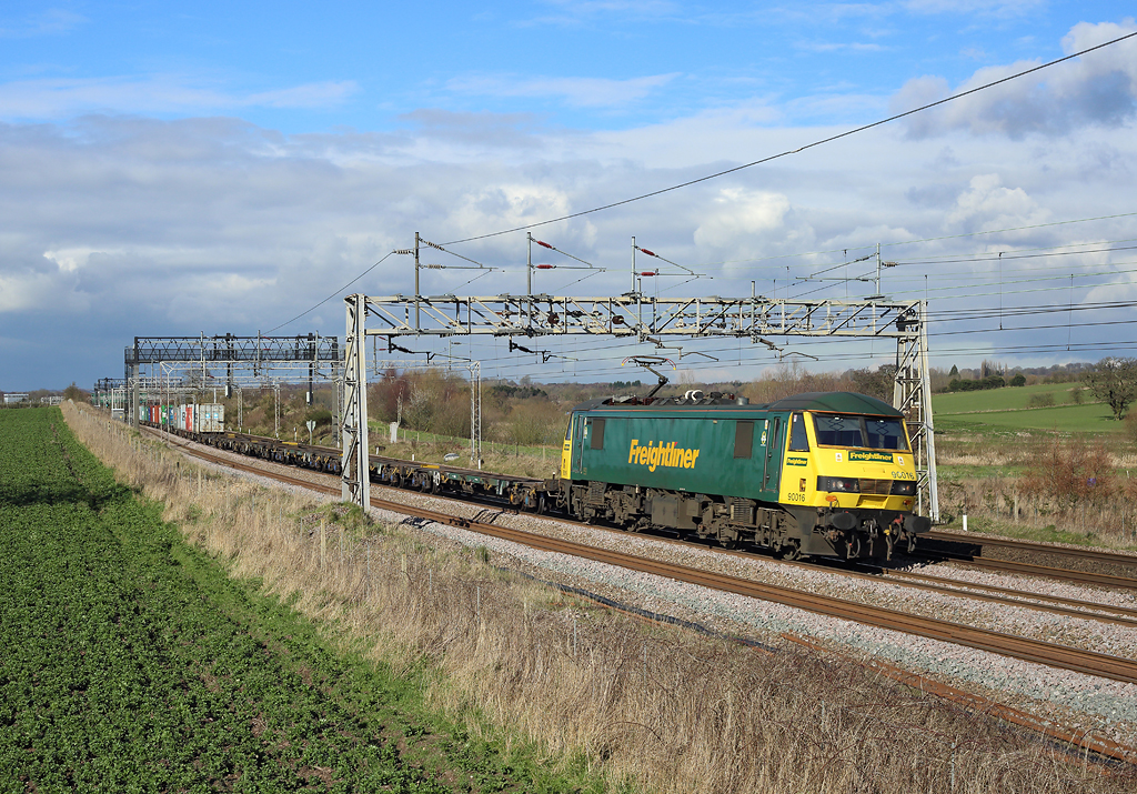 90016 approaches Heamies Farm whilst working 4L90, 1018 Trafford Park-Felixstowe liner, 24 Feb 2016