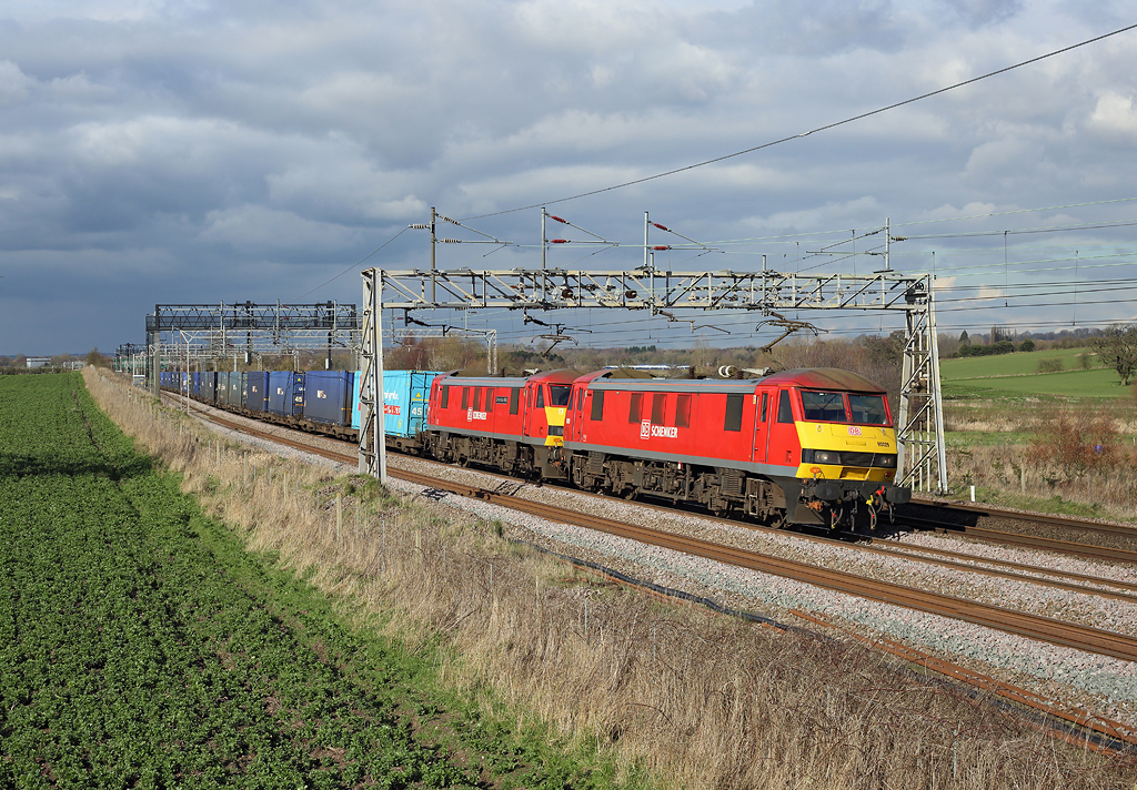 90029 & 90036 approach Norton Bridge whilst working 4M25, 0606 Mossend-Daventry, 24 Feb 2016