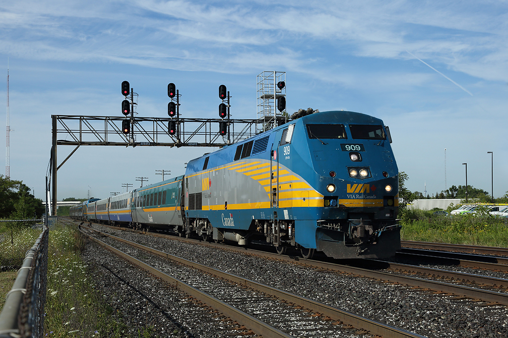 909 passes Scarborough whilst working train 52/62 from Toronto to Montreal, 5 Aug 2015.

The train is actually two trains coupled together, one portion goes direct to Montreal, the other portion goes via Ottawa