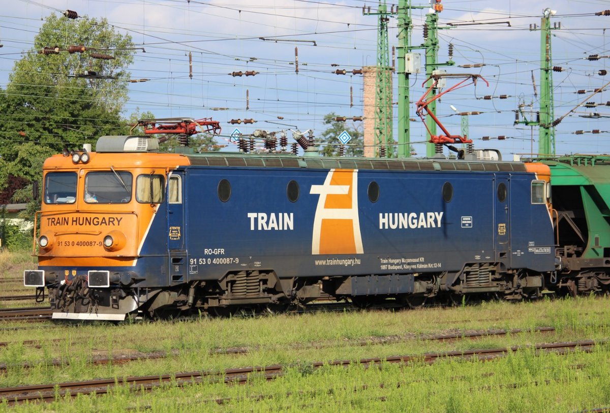 91 53 0 400087-9 von Train Hungary steht am 28.07.17 mit einem Güterzug auf Ausfahrt wartend im Grenzbahnhof Hegyeshalom.