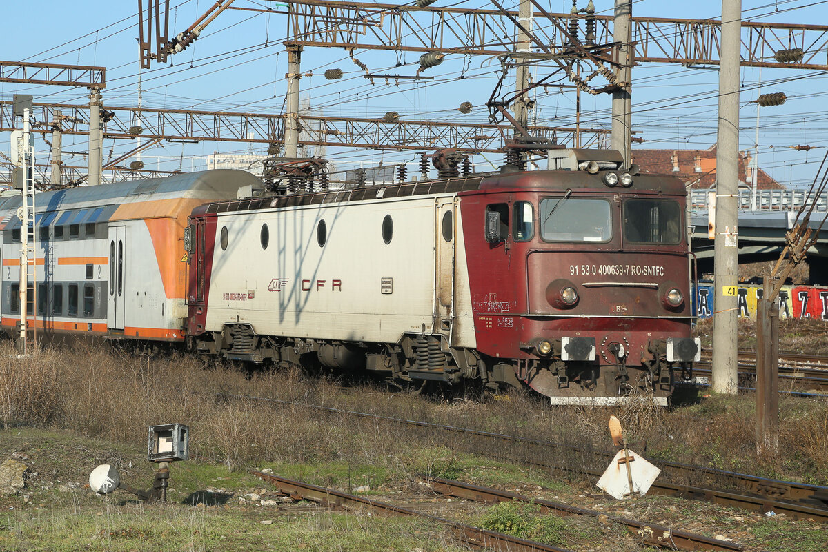 91 53 0 400639-7 RO-SNTFC im Rückwärtsgang aufs Abstellgleis mit einigen Doppelstock Wagen. In Rumänien fährt noch schön altes Eisen durch die Gegend. Zum Teil schöne Plaketten auf der Seite mit Baujahr und Ort. Am 13.12.24 war ich auf Entdeckungstour.