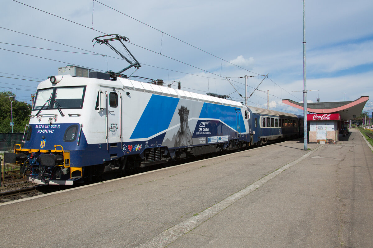 91 53 0 481005-3 mit Regina Maria Bemalung am 2.6.25 in Brasov an einem leeren Bahnsteig. Sonst ist dort doch einigermassen guter Betrieb und es bewegt sich ständig was hin und her.