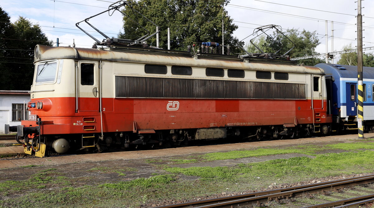 91 54 7 242-216-0 in Jindřichův Hradec (deutsch Neuhaus) bringt den kurzen Personenzug nach Tabor.17.09.2022  15:51 Uhr
