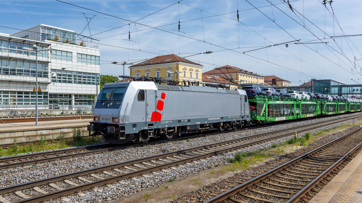 91 80 6186 382 durchfährt mit einem Autotransportzug am 01.05.2024 den Hauptbahnhof in Regensburg.