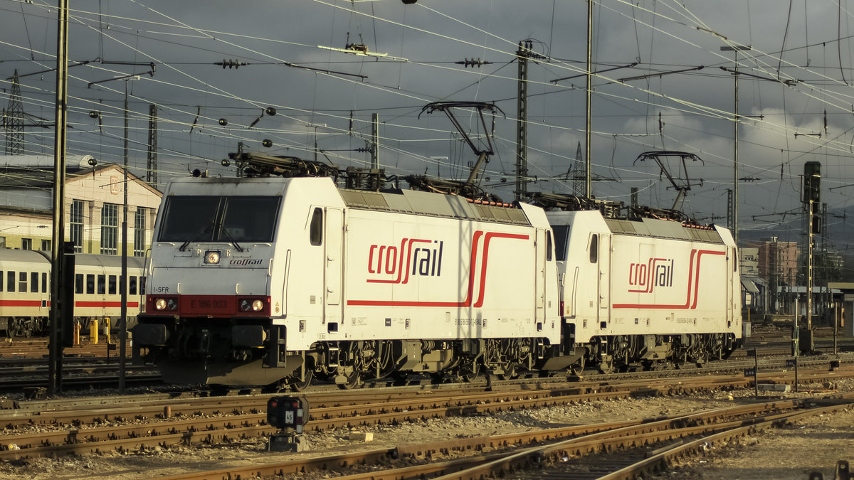 91 80 6186 903-1 D-XRAIL und 91 80 6186 904-9 D-XRAIL im Badischen Bahnhof Richtung Güterbahnhof Weil. Das ist nun an sich nichts Besonderes, wenn da nicht der Sonnenuntergang gewesen wäre.
Basel am 16.02.2018