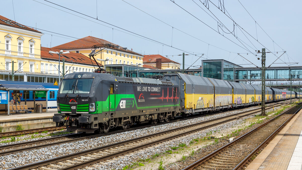 91 80 6193 277 D-ELOC am 29.06.2024 mit einem Altmann-Autozug in Regensburg Hauptbahnhof.