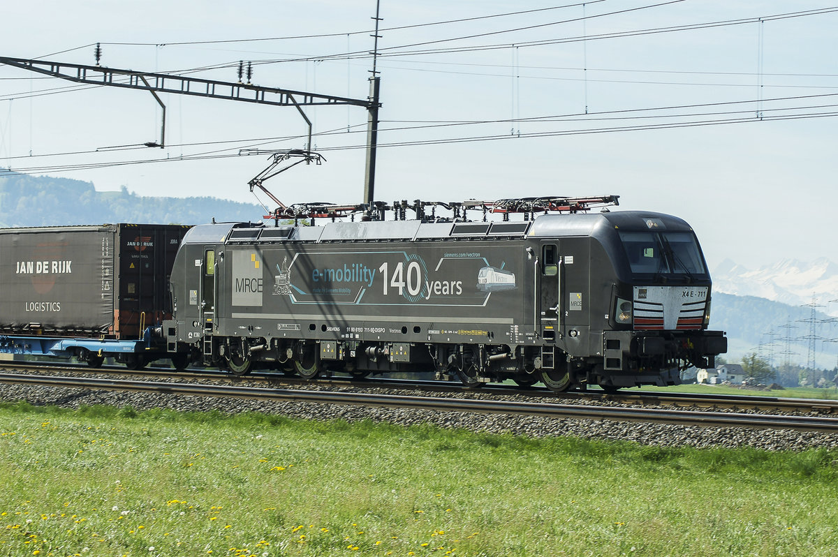 91 80 6193 711-8 / angemietet dur BLS in Richtung Sins/AG.
Oberrüti am 16.04.2020