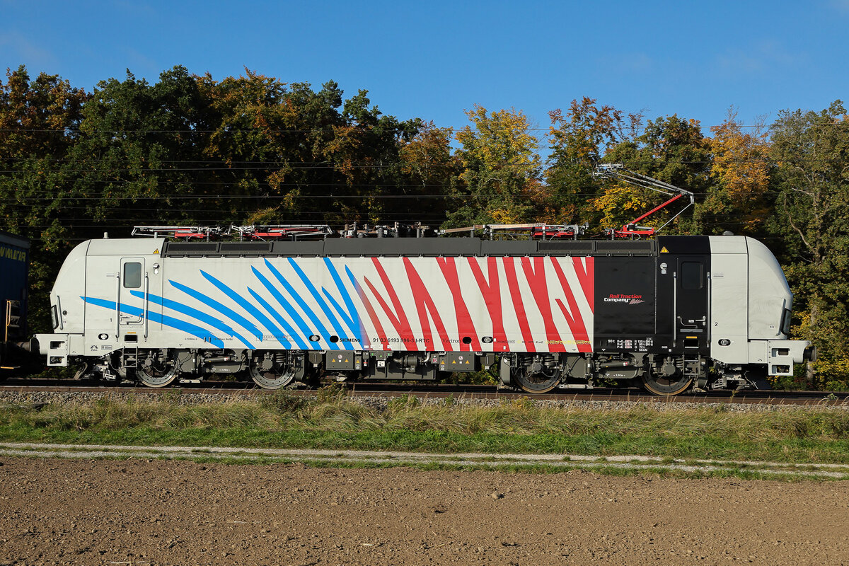 91 83 6193 996-3 is die genaue Nummer weil sonst gäbe es die gleiche Nummer schon mal auf ner grünen TXL Lok.
Scheint also recht neu zu sein, und die zebra Streifen in blau und rot gibts auch nicht allzu häufig. 16.10.25 bei Eglharting.