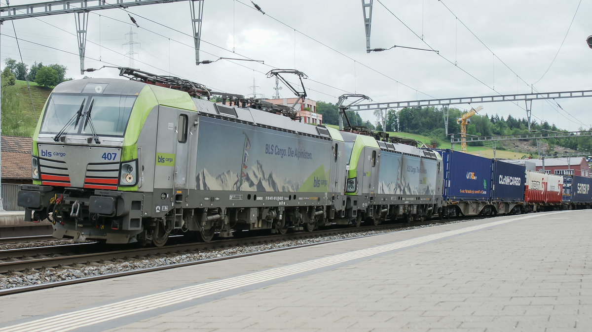 91 85 4475 407-3 CH-BLSC Durchfahrt Bahnhof Lausen / BL
Lausen 12.06.2018