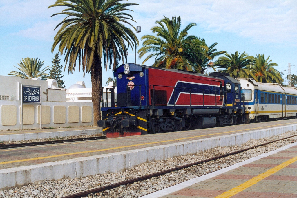 91 91 0000 554-6 (040-GT-554) (Bo'Bo', de, Hersteller: EMD, Type: GT18B, Fab.Nr.: 938830-4 Baujahr 1999) am 02.Jänner 2002 vor dem DC 5-22/57 im Gare de Bir Bouregba. (Fotoscan)