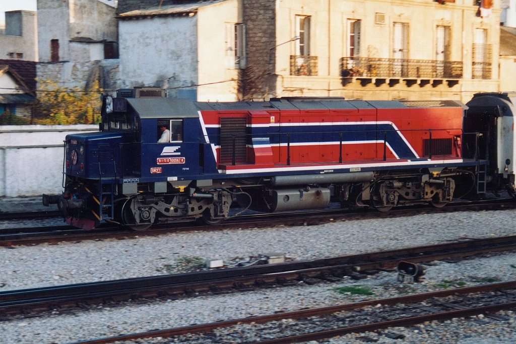 91 91 0000 567-8 (040-GT-567) (Bo'Bo', de, Hersteller: EMD, Type: GT18B, Fab.Nr.: 938830-17, Baujahr 1999) fährt am 30.Dezember 2001 mit dem DC5-70 in den Gare de Tunis Ville. (Fotoscan)