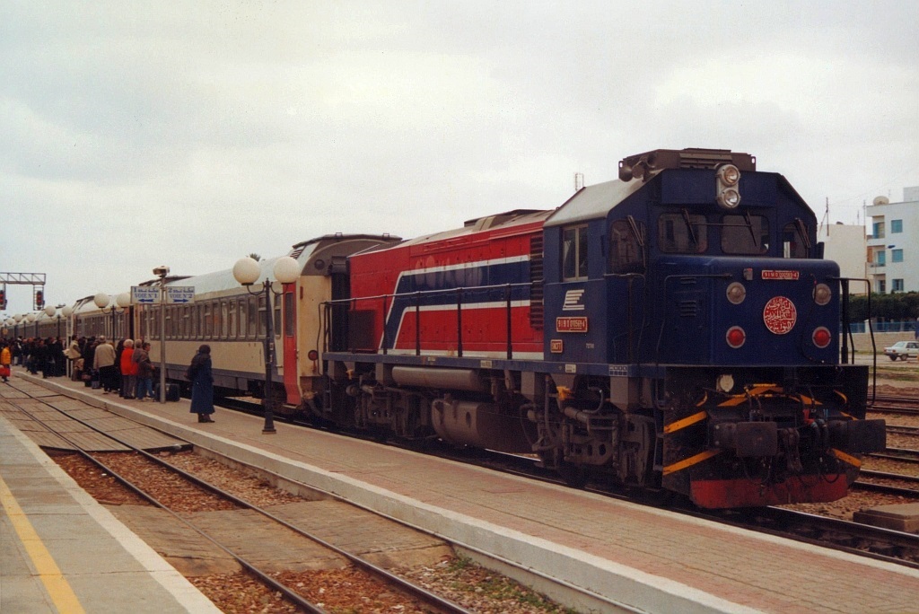 91 91 0000 569-4 (040-GT-569) (Bo'Bo', de, Hersteller: EMD, Type: GT18B, Fab.Nr.: 938830-19, Baujahr 1999) am 02.Jänner 2002 mit dem DC5-13/72 im Gare de Sousse. (Fotoscan)