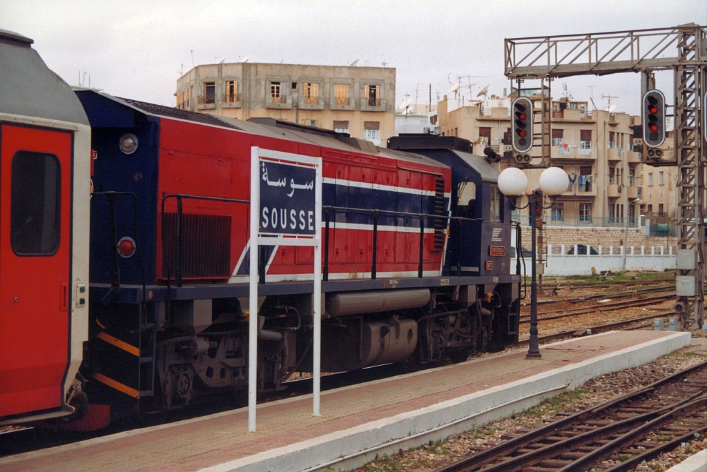 91 91 0000 569-4 (040-GT-569) (Bo'Bo', de, Hersteller: EMD, Type: GT18B, Fab.Nr.: 938830-19, Baujahr 1999) am 02.Jänner 2002 vor dem DC5-13/72 im Gare de Sousse. (Fotoscan)