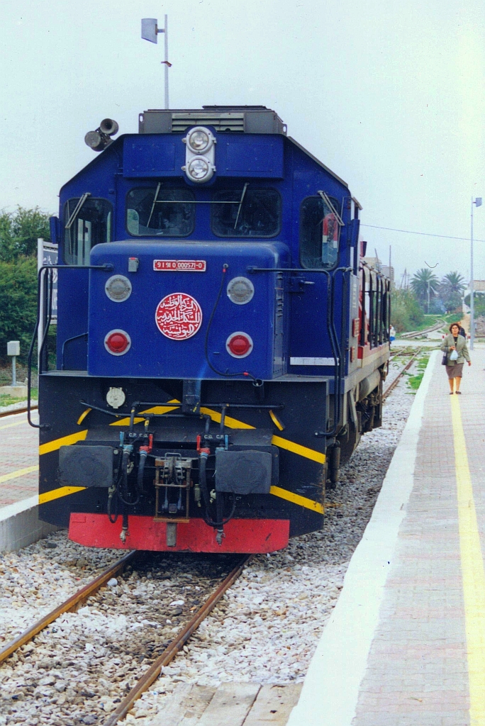 91 91 0000 571-0 (040-GT-571) (Bo'Bo', de, Hersteller: EMD, Type: GT18B, Fab.Nr.: 938830-21, Baujahr 1999) am 25.Dezember 2001 in Gare Bir Bouregba. (Fotoscan)