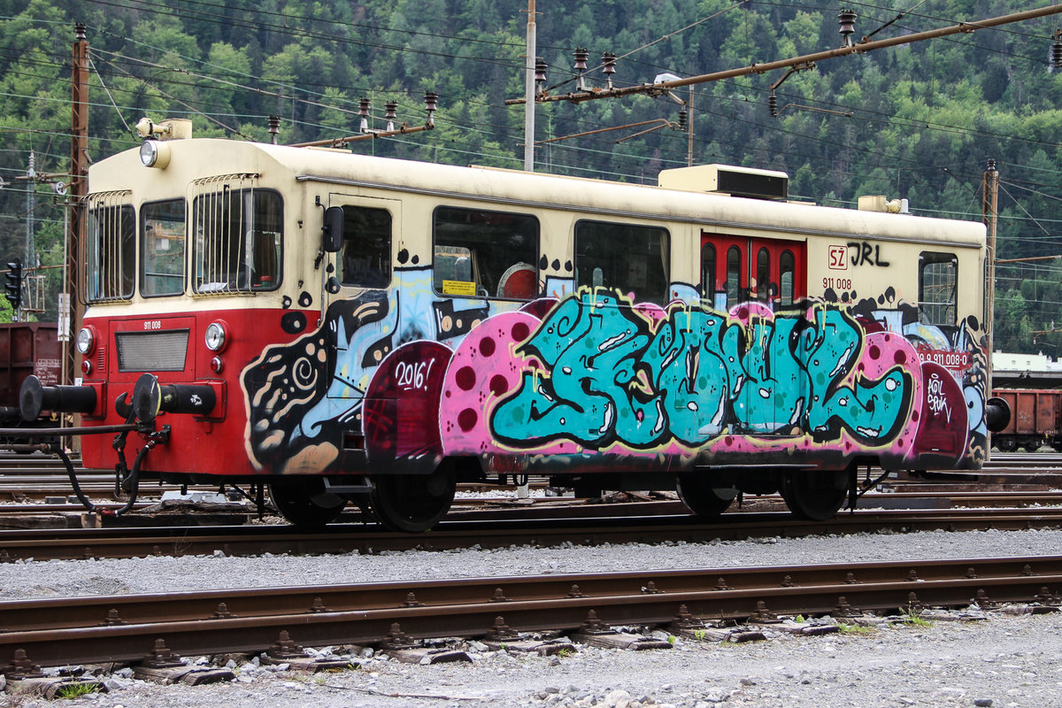 911-008 Schienenbus mit grusliger Graffiti Kunst. Am 9 Mai 2016 in Assling, Jesenice.