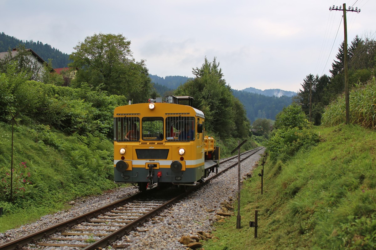 911 238 zwischen Vuhred und Vuhred elektrarna.
Die Drautalbahn bietet viele reizvolle Motive, ist aber schwer zugänglich. Auf der Suche nach einem geeigneten Fotopunkt fuhr mir überraschend dieser Arbeitszug vor die Linse.