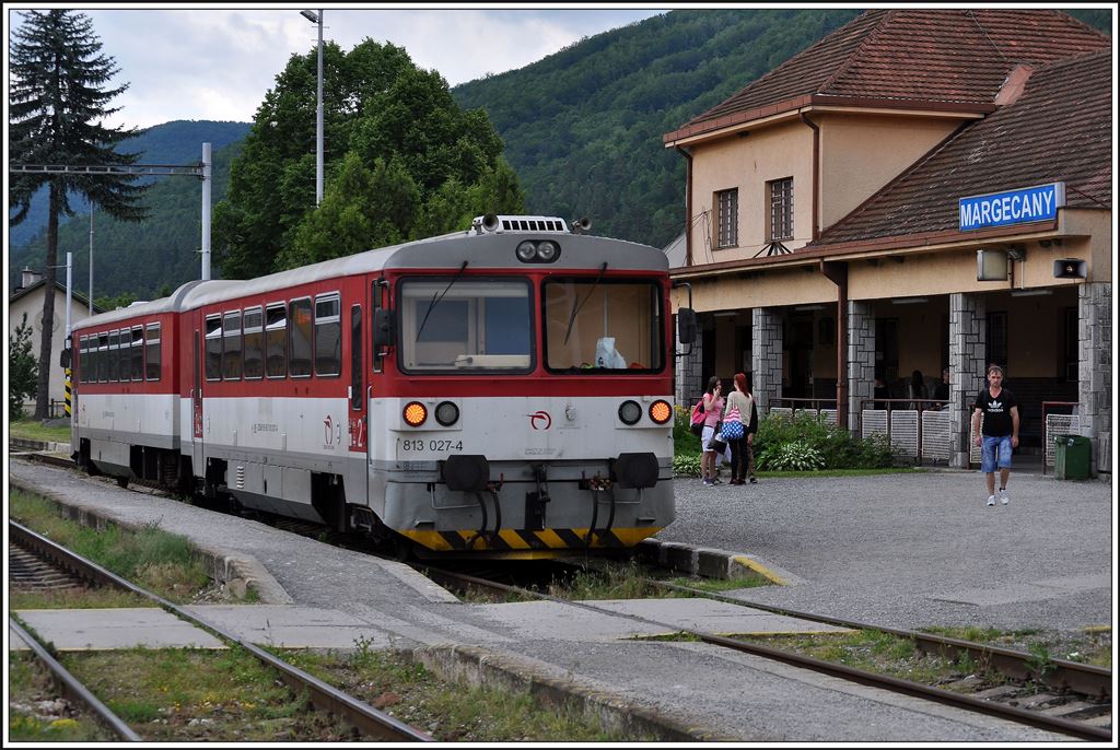 913 027-9/813 027-4 wartet in Margecany als Regio7746 nach Nálepkovo auf Anschlussreisende. (06.06.2014)