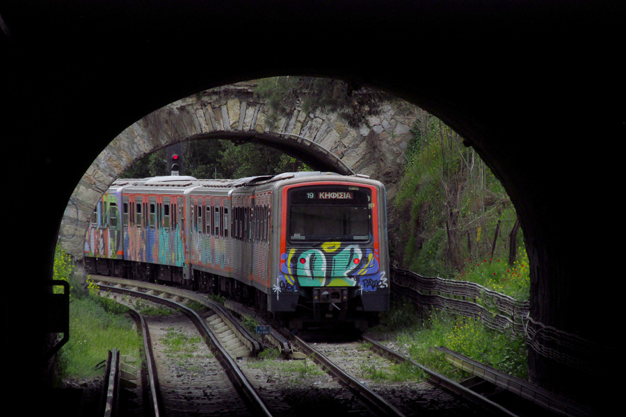 Αθήνα, σταθμός Θησεί0 [Aten, U-Bahnhof Thissio], ein Zug der Linie M1 am  5.04.2014
