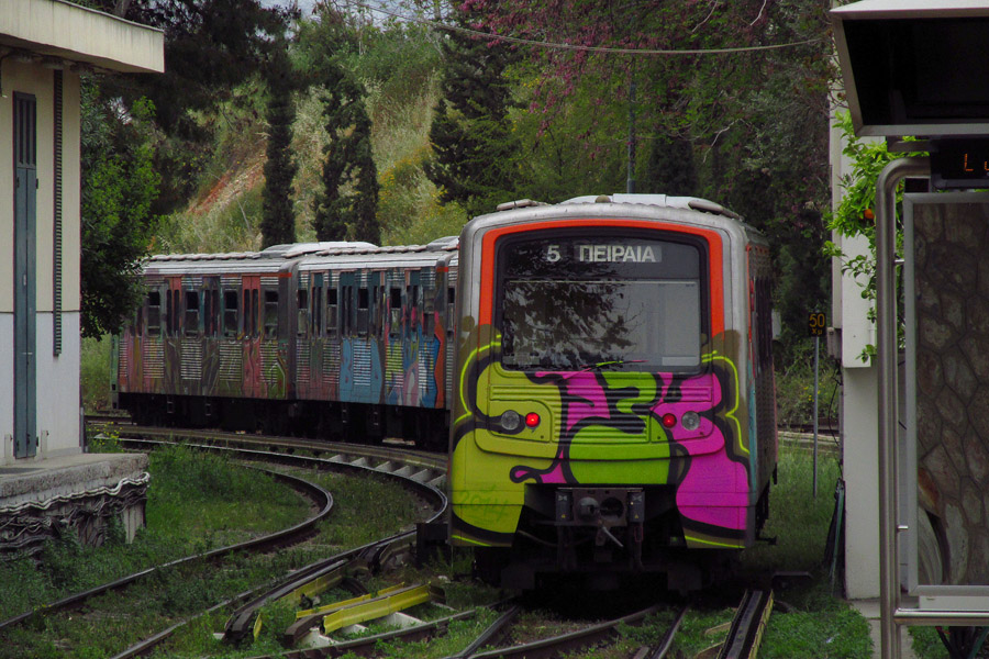 Αθήνα, σταθμός Θησεί0 [Aten, U-Bahnhof Thissio], ein Zug der Linie M1 am 5.04.2014