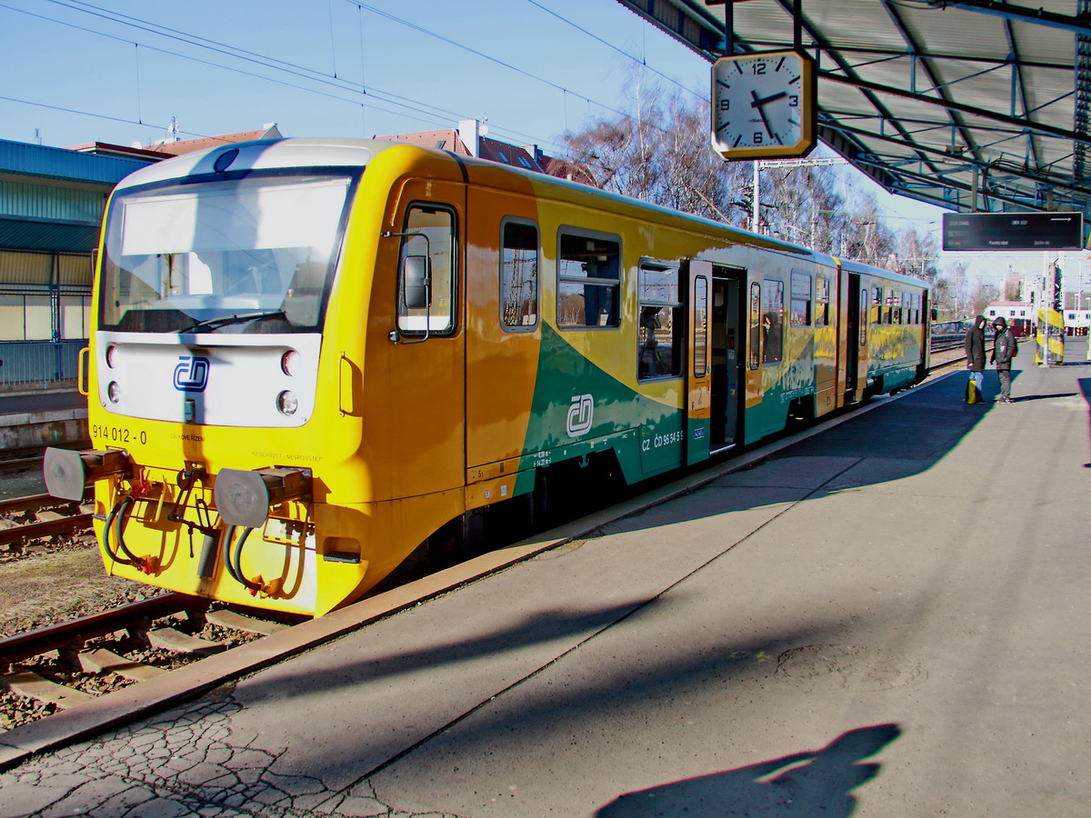 914 012-0 als  Os 17206 steht im Bahnhof Cheb am 22. Februar 2018 zur Weiterfahrt nach Frantiskovy Lazne über Franzensbad Aquaforum bereit.