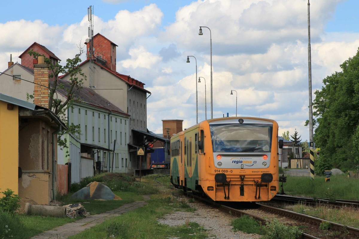 914 069-0 / 814 069-1 mit Os 28314 Slavonice-Kostelec u Jihlavy auf Bahnhof Telč am 20-5-2013.