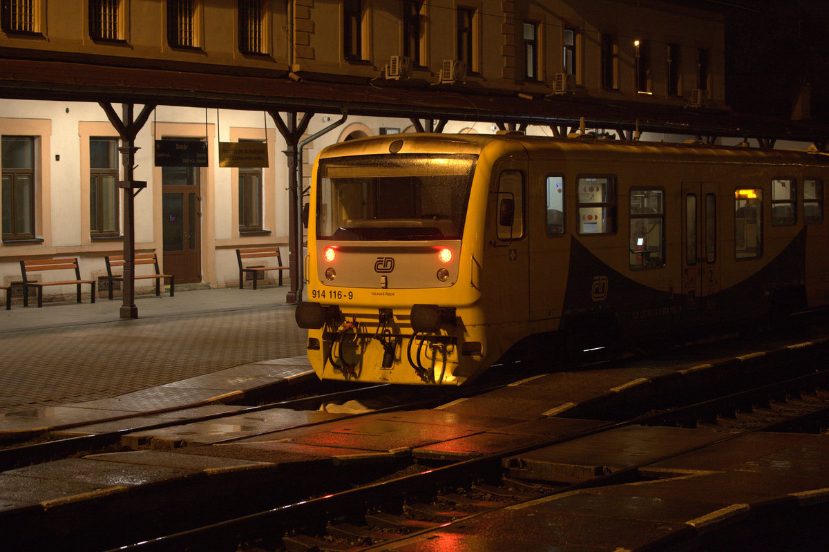914 116-9 ins rechte Licht gerückt in Ústí nad Labem-Střekov, abfahrbereit als OS nach Děčín východ - Děčín hln. 01.11.2019  18:57 Uhr.