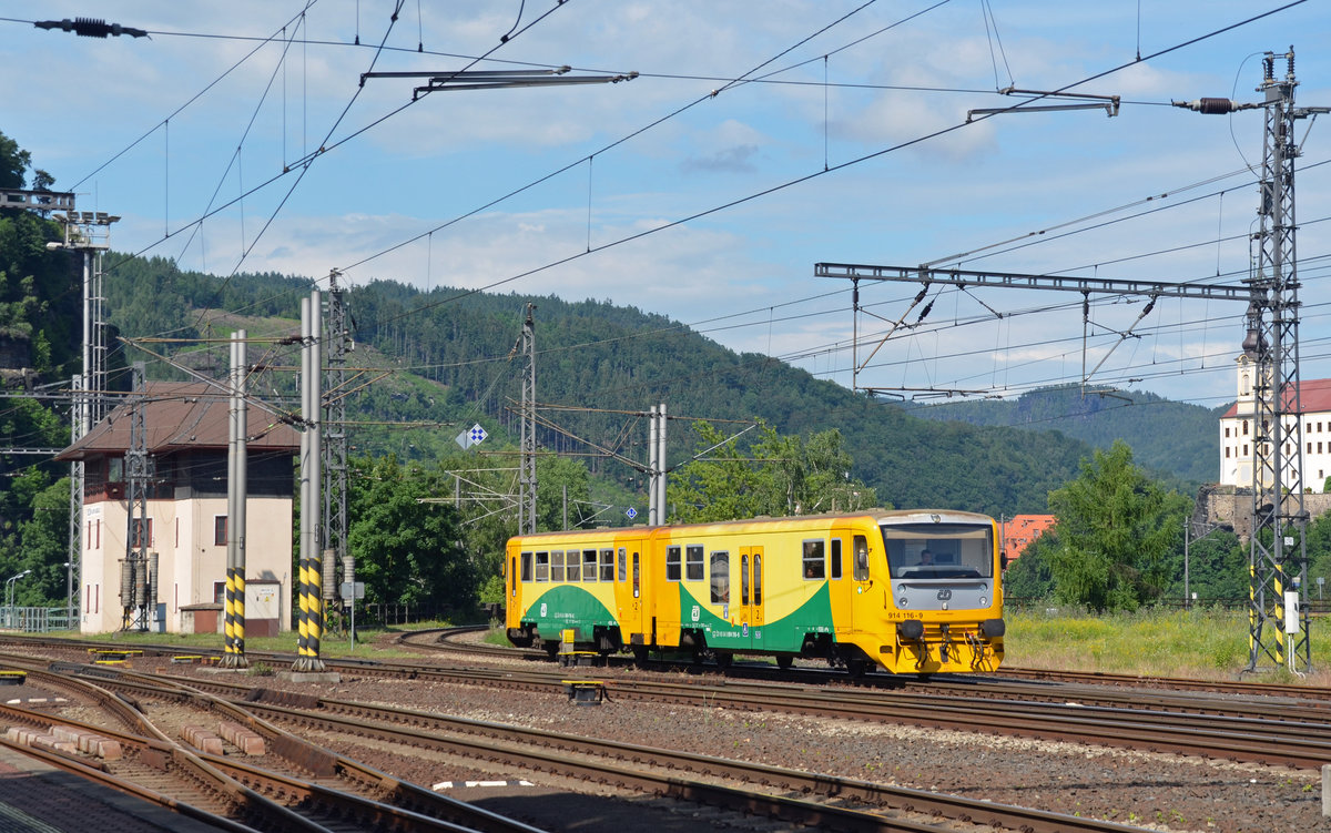 914 116 erreicht am 14.06.16 als Os 6470 von Usti nad Labem-Strekov kommend seinen Endbahnhof Decin.