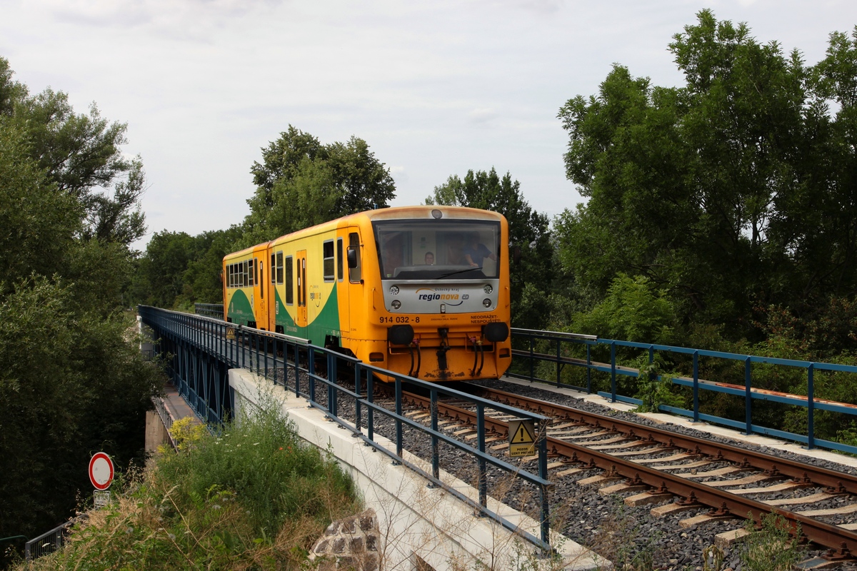 914/814 032, als Os6743, auf der Egerbrücke in Louny am 22.07.2019