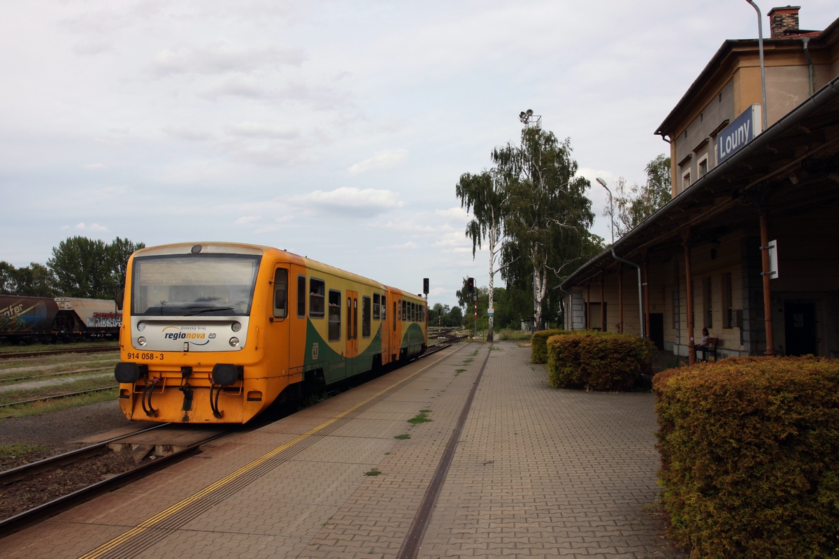 914/814 058 kam über die KBS 114 nach Louny und wartet, als Os6542 (Litoměřice hor.n. - Postoloprty), auf die Zeit zur Weiterfahrt. 22.07.2019